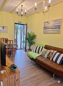 a living room with a couch and a television at El Burby II in Somo