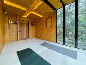 a large room with a yoga mat on the floor at Ziatá in Simijaca