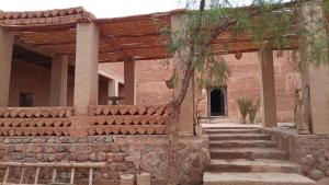 Außenansicht eines Gebäudes mit Steintreppe in der Unterkunft Dar Tamzdamte Skoura in Skoura