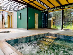 a pool of water in the middle of a house at Ziatá in Simijaca