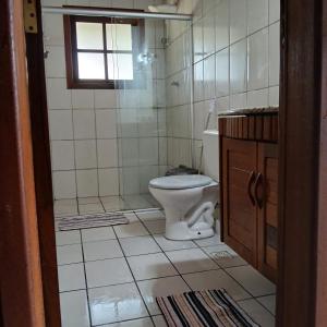 a bathroom with a toilet and a shower at Casa Da MAELA in Corumbau +2 photos