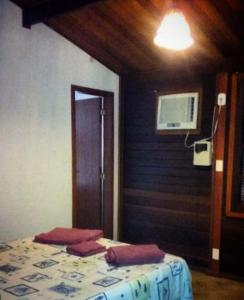 a bedroom with a bed with red pillows on it at Casa Da MAELA in Corumbau