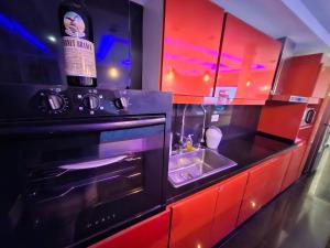 a kitchen with a stove and a bottle of wine at Oasis Pueyrredón in Rodeo del Medio