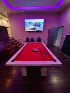 a ping pong table in a room with a tv at Oasis Pueyrredón in Rodeo del Medio