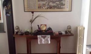 ein Tisch mit Figuren darauf in einem Zimmer in der Unterkunft locchi in Florenz