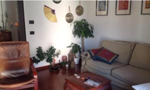 ein Wohnzimmer mit Sofa und Tisch in der Unterkunft locchi in Florenz