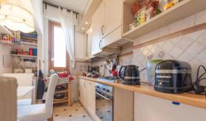 eine kleine Küche mit einer Theke und einer Arbeitsplatte in der Unterkunft locchi in Florenz