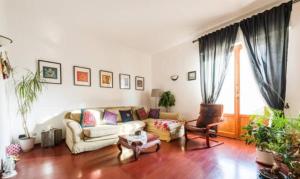 ein Wohnzimmer mit Sofa und Sessel in der Unterkunft locchi in Florenz + 34 Fotos