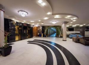 a lobby with a large hallway with a spiral floor at Jawaher hotel in Karbala