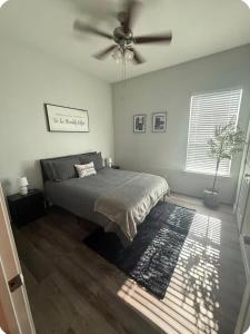 a bedroom with a bed and a ceiling fan at Beautiful modern 3 bed 2 bath in Fort Worth
