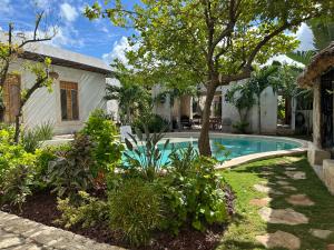 a swimming pool in the yard of a house at Campeche Mágico in Campeche