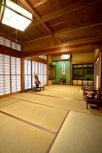 an empty room with a large room with wooden ceilings at 暮らしやaizu in Kitakata