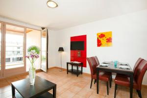 a living room with a table and chairs and a television at Cerise Carcassonne Sud in Carcassonne +60 photos