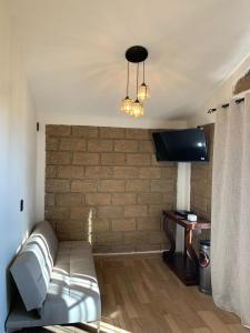 a living room with a brick wall and a couch at Cabañas Hacienda Real in Zacatlán
