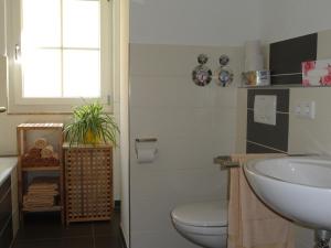 bagno con lavandino, servizi igienici e finestra di Apartment Frank a Rust