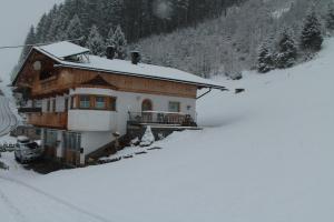 dom w śniegu na górze w obiekcie Ferienwohnung Tummener w mieście Zell am Ziller +4 zdjęcia