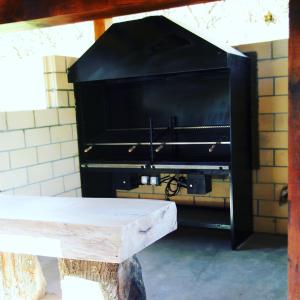a black oven with a table in front of it at Txikierdi Alde Auto Check-in in Oiartzun