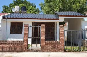 a brick house with a gate and a fence at Casa Aurora 1 Cosquín in Cosquín +8 photos