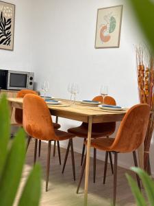a dining room with a wooden table and chairs at Mete Stays - Modern - Workspace - Cool location in Ingolstadt