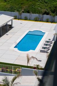 an overhead view of a swimming pool with lounge chairs at Hotel alcazar de luna in Chilpancingo de los Bravos