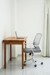 a desk with a chair and a laptop on it at Hotel alcazar de luna in Chilpancingo de los Bravos