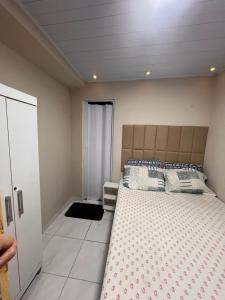 a bedroom with a large bed in a room at Kit net da flor in Fortim