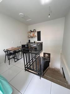 a kitchen and dining room with a table and chairs at Casa Lima in Imperatriz