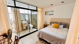 a bedroom with a bed and a bathroom at Apartamentos Boho in Punta Hermosa