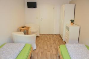 a small room with two beds and a tv at Doppelzimmer - Monteurswohnung - Arbeiterwohnung 4-8 Personen in Plaue