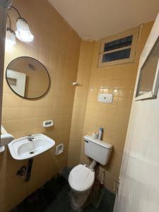 a bathroom with a toilet and a sink at HOSTEL del MUNDO in Villa María