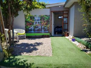 a garden with a painting of a fountain at Casa Jupiter in Villa Alemana