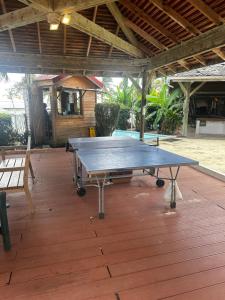 a ping pong table in the middle of a patio at Studio Climatisé avec Réservoir d'eau in Saint-François