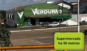 a sign on a street in front of a building at Flat no Centro da Cidade in Parauapebas +2 photos