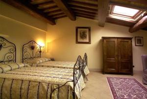 Postel nebo postele na pokoji v ubytování Palazzo Leti Residenza d'Epoca + 27 fotografií