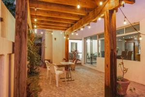 a patio with a table and chairs in a building at Casa Prisma amplitud y privacidad in Chihuahua