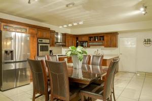 a kitchen with a table and chairs and a refrigerator at Casa Prisma amplitud y privacidad in Chihuahua