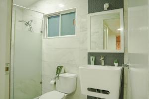 a bathroom with a toilet and a sink and a mirror at Casa Prisma amplitud y privacidad in Chihuahua +38 photos