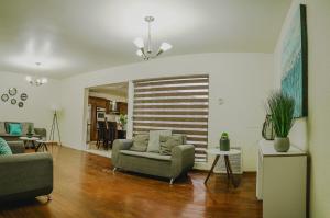 a living room with a couch and a chair at Casa Prisma amplitud y privacidad in Chihuahua