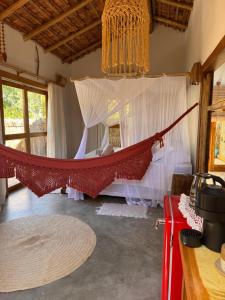a bedroom with a hammock in a room at Casa Kaûma in Corumbau
