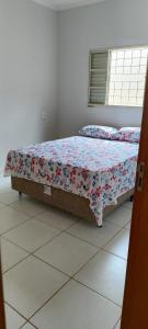 a bedroom with two beds in a room at Edícula Caramano in Jaú