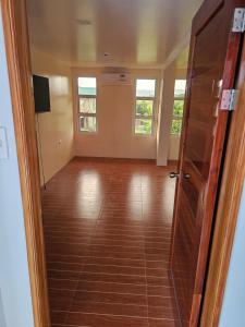 ein leerer Raum mit einer Tür und einem Flur in der Unterkunft Kuyang's Place in Bulala
