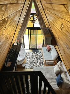 a room with a bed in a tent at Pousada Flor do Campestre in Urubici