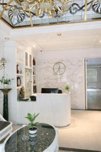 a living room with a table and a chandelier at Thúy Apartment Hải Phòng in Hai Phong