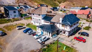 an aerial view of a house with cars parked in a parking lot at Hualcupén Alfa in Copahue