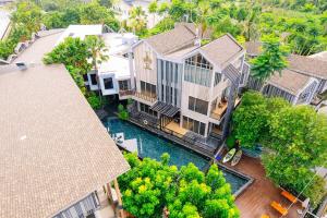 an aerial view of a house with a pool at W1Bangkoknoi Hotel in Nonthaburi
