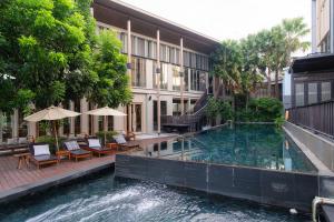 a swimming pool in the middle of a building at W1Bangkoknoi Hotel in Nonthaburi