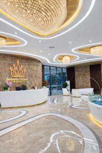 a lobby of a hotel with a large ceiling at Thuý Doji Diamond Apartment in Hai Phong