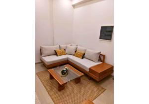 a living room with a couch and a coffee table at Aviya - Studio meublé avec chambre et Séjour in Dakar