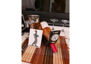 a counter with a table with glasses and a clock at Aviya - Studio meublé avec chambre et Séjour in Dakar