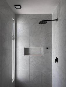 a bathroom with a shower with a glass door at Departamento lao in Santa Cruz
